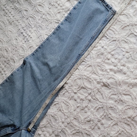 Vintage 550 Light Wash Levi Jeans - Picture 7 of 10